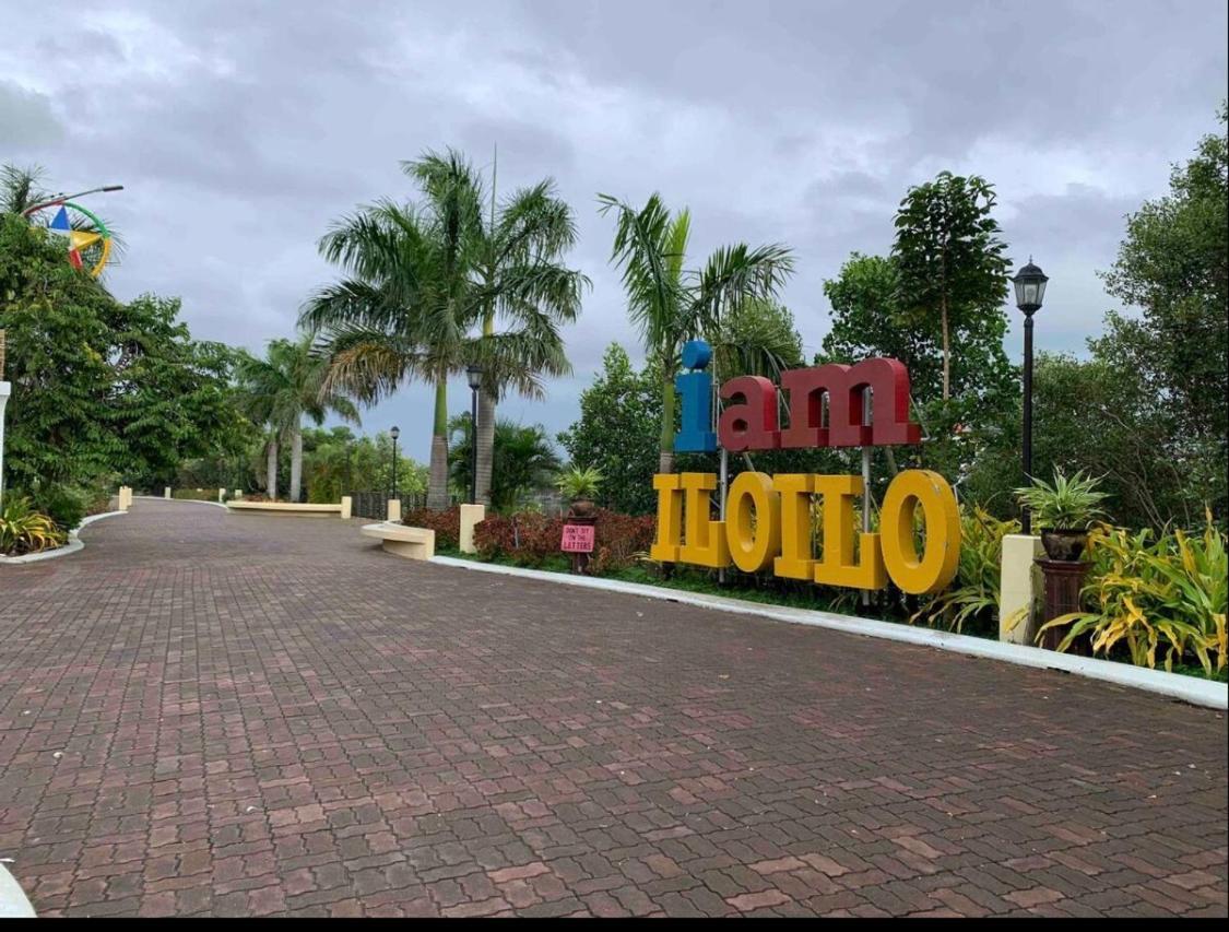One Spatial Two Bedroom Condominium Unit With Pool And Gym Free Netflix And Wifi Iloilo City Εξωτερικό φωτογραφία